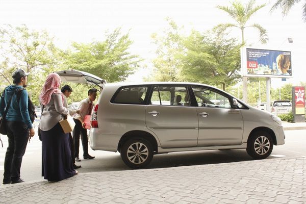 thuê xe 7 chỗ đi sân bay nội bài